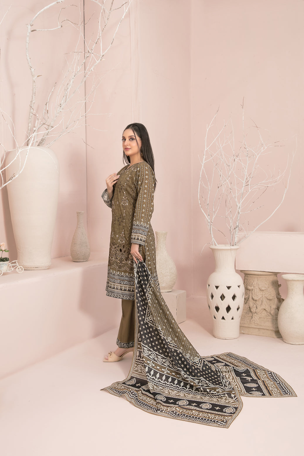 Un-Stitched embroided Lawn 3pc Suit