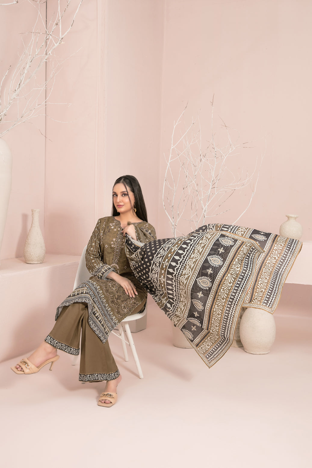 Un-Stitched embroided Lawn 3pc Suit