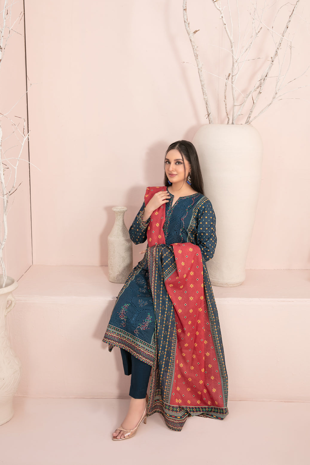 Un-Stitched Embroided Lawn 3pc Suit