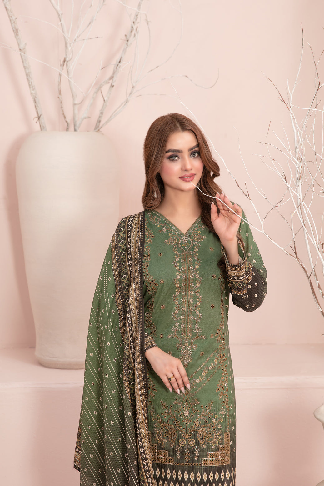 Un-Stitched Embroided Lawn Suit 3pc