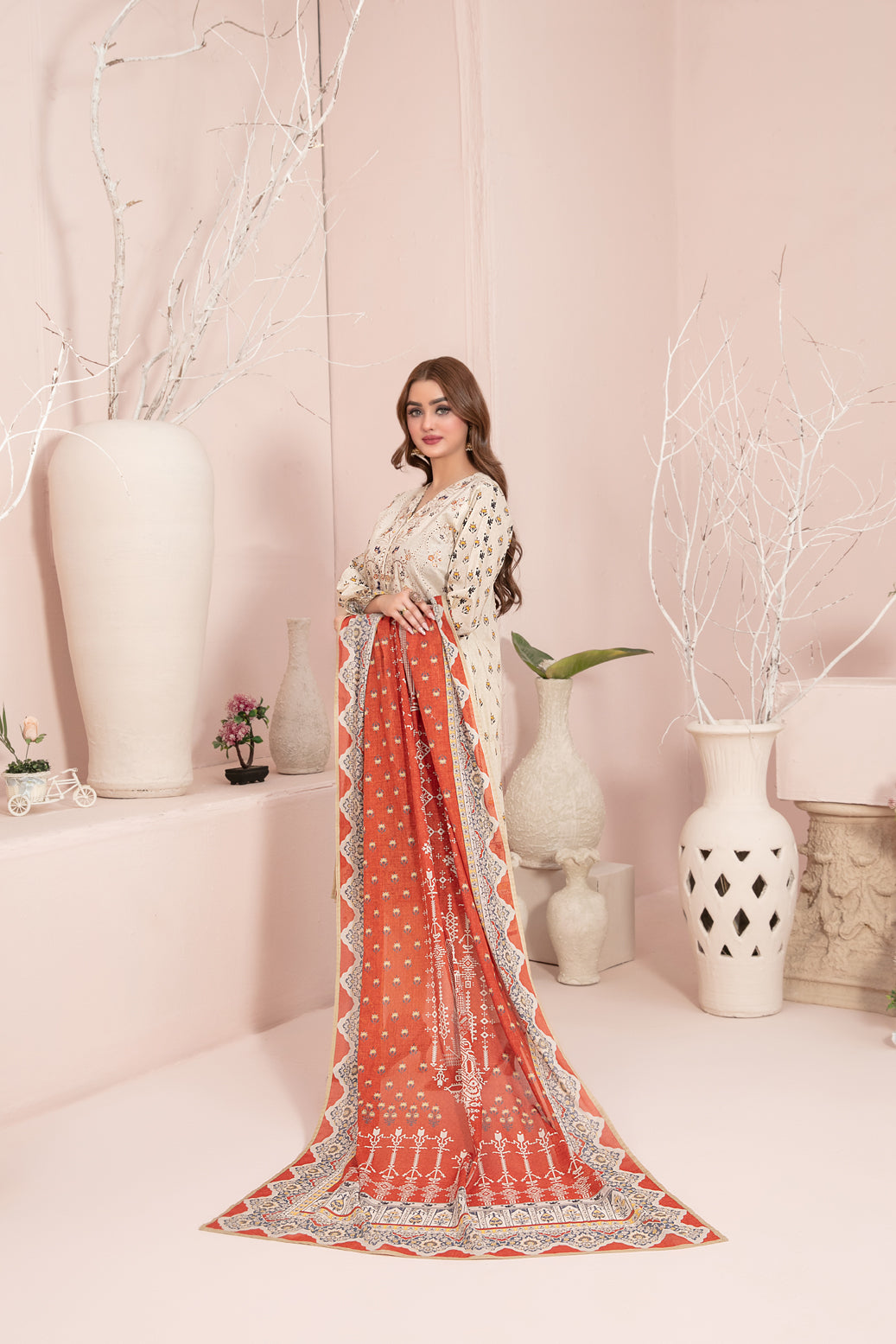 Un-Stitched Embroided lawn 3pc Suit