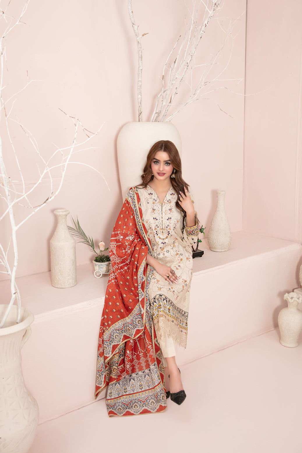 Un-Stitched Embroided lawn 3pc Suit