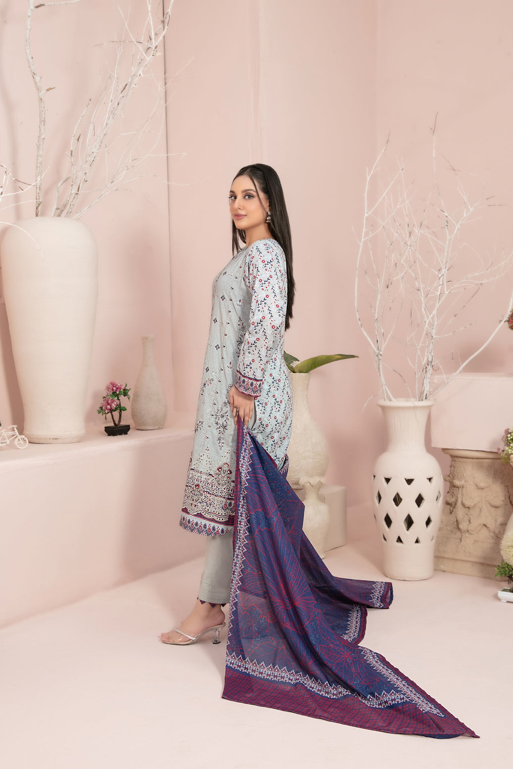 Un-stitched Embroided Lawn 3pc Suit