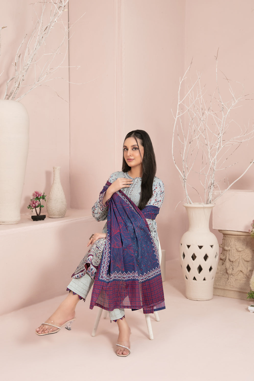 Un-stitched Embroided Lawn 3pc Suit